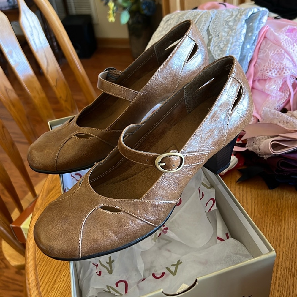 Comfortable shoes. A very nice brown and the heels aren’t real tall.